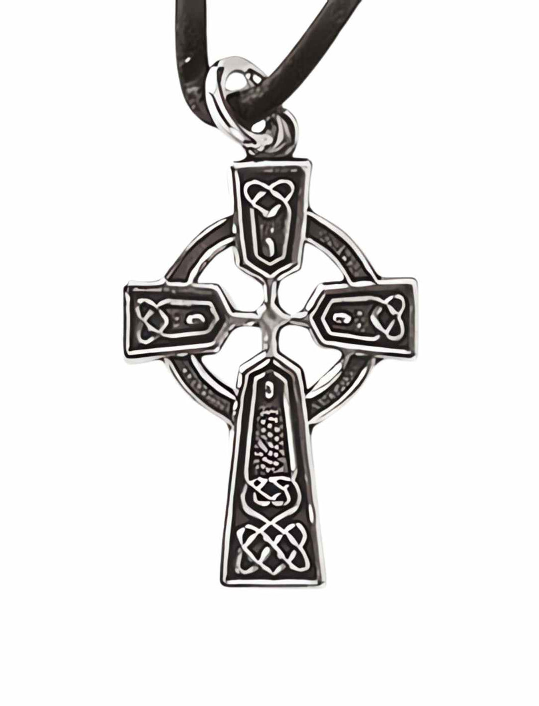 Keltisches Kreuz des Gleichgewichts Anhänger in 925 Sterling Silber auf reinweißem Hintergrund.