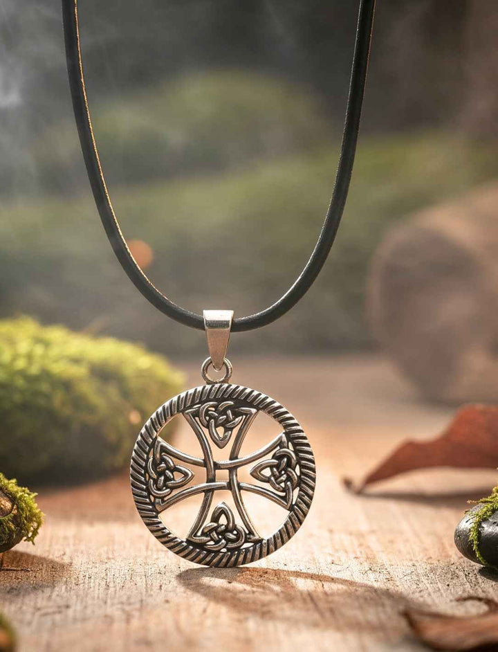 Silberanhänger Keltisches Lebensrad mit Kreuz und Knotenmuster auf Lederkette mit Silberverschuss, fotografiert im mystischen Wald-Setting