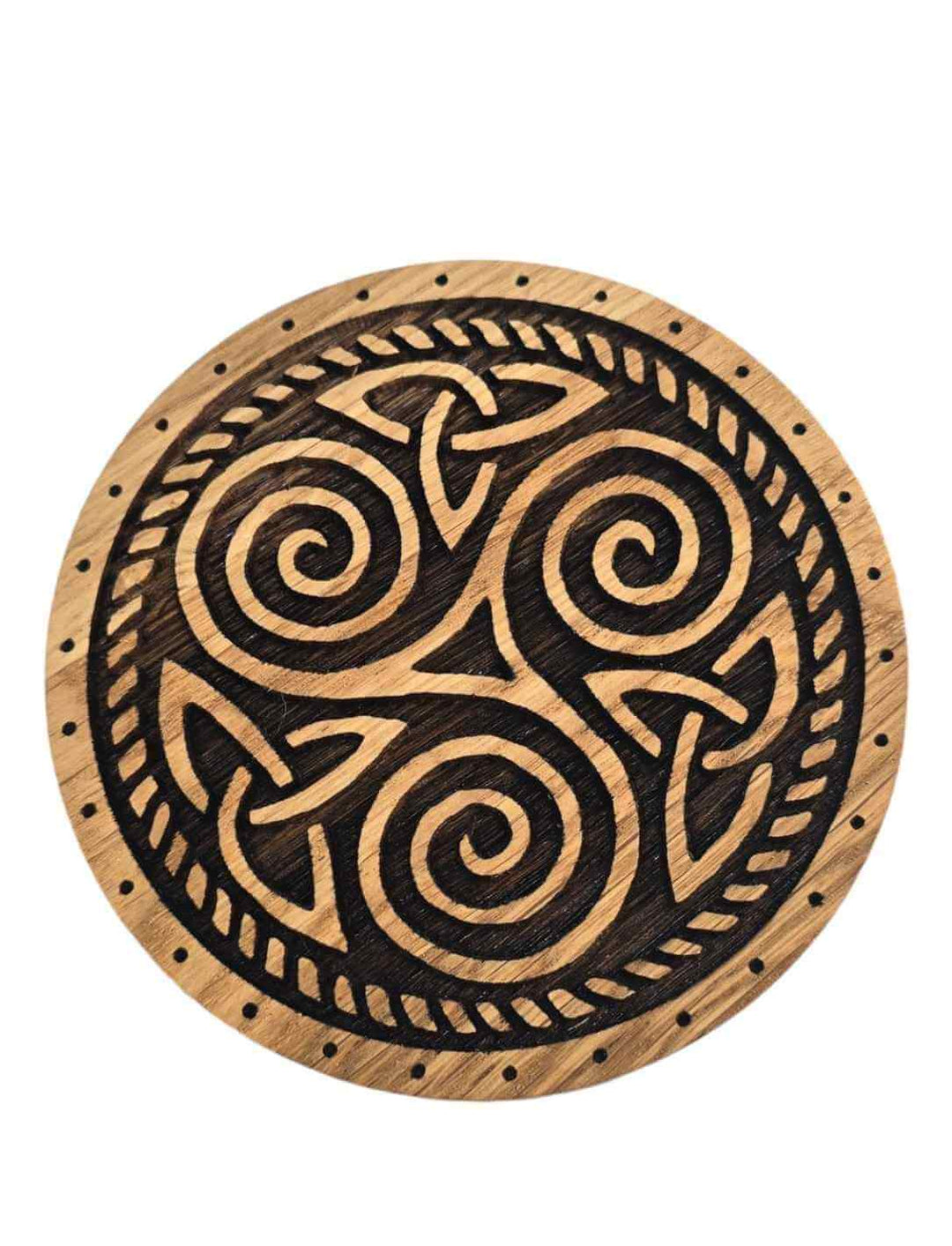 Detailaufnahme des keltischen Triskele-Motivs auf der runden Eichenschatulle – Symbol für Wandel & Gleichgewicht