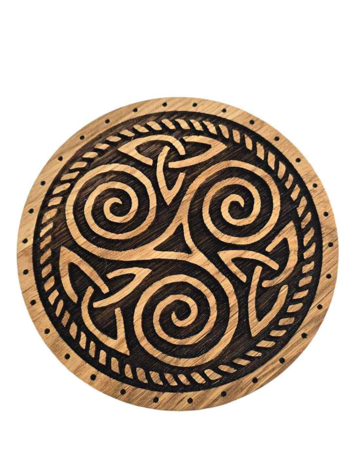 Detailaufnahme des keltischen Triskele-Motivs auf der runden Eichenschatulle – Symbol für Wandel & Gleichgewicht