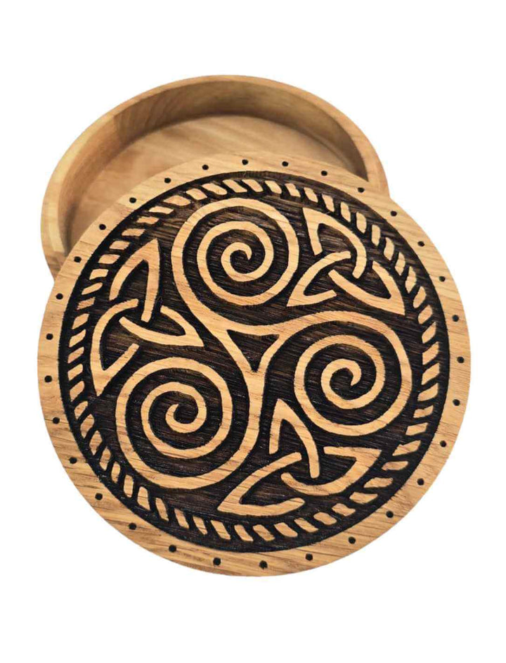 Eichenschatulle mit keltischer Triskele-Gravur – Runddose aus geöltem Holz zur Aufbewahrung von Schmuck und Talismane