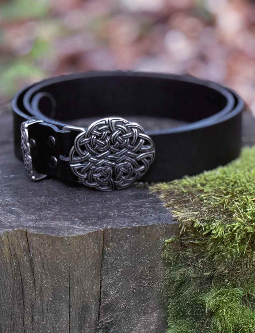 Ledergürtel "Knoten der Kelten" aus Echtleder in schwarz, fotografiert auf Wald/Moos Deko.