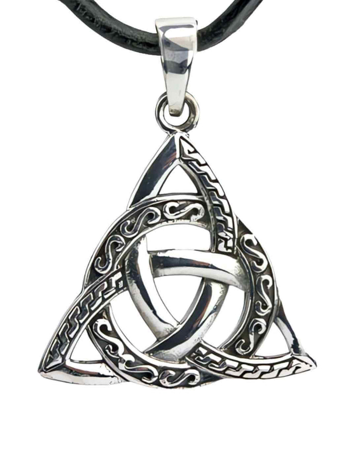 Detailansicht des Knoten der Unendlichkeit Silberanhängers auf weißer Oberfläche.