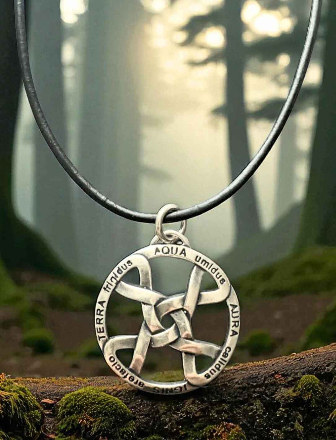 Vier-Elemente-Amulett aus 925er Silber mit schwarzem Lederband, platziert auf Waldboden mit Morgennebel