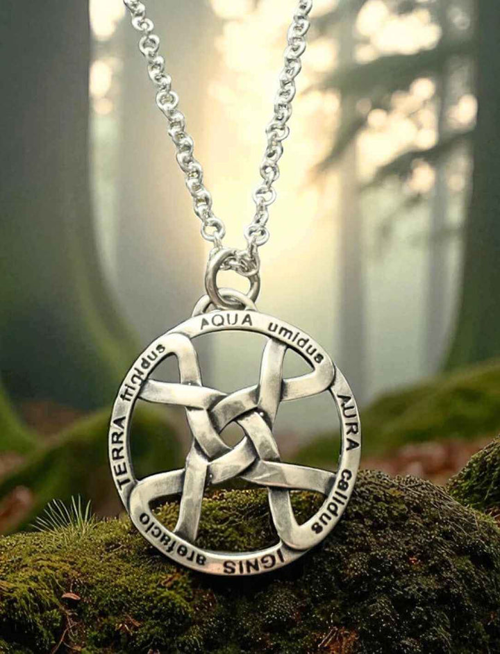 Silberanhänger Kreis der Vier Elemente mit Gravur, fotografiert auf Moos im mystischen Waldlicht, an Silberkette.