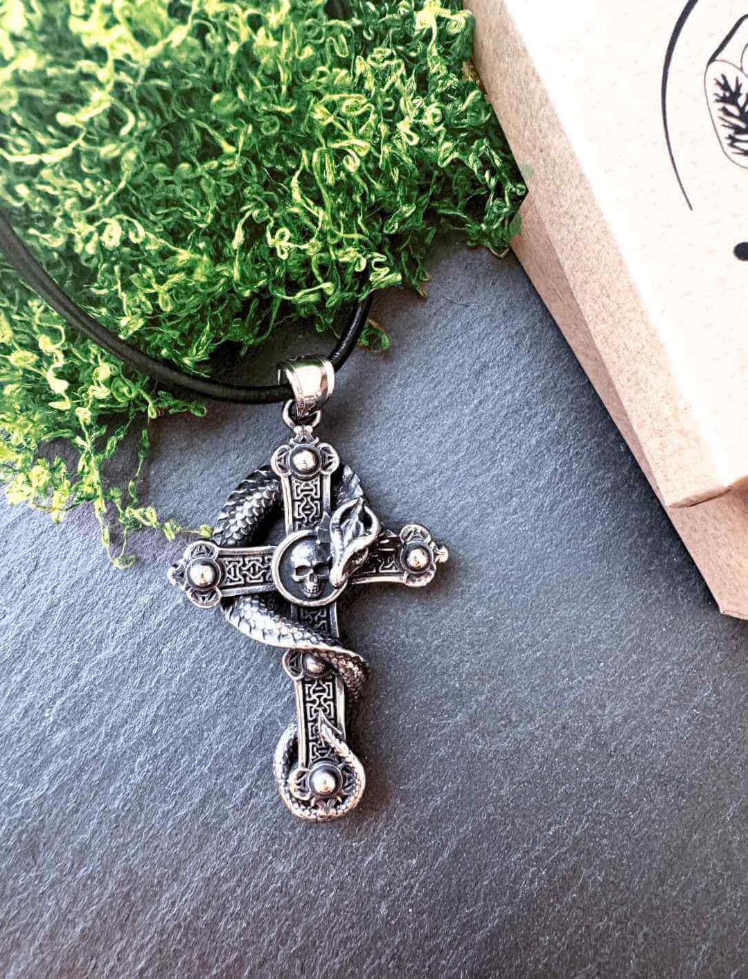 Mystischer Edelstahl-Anhänger Kreuz der Anderswelt mit keltischem Symbol und Schlange – präsentiert in Runental-Geschenkbox mit Moosdekoration