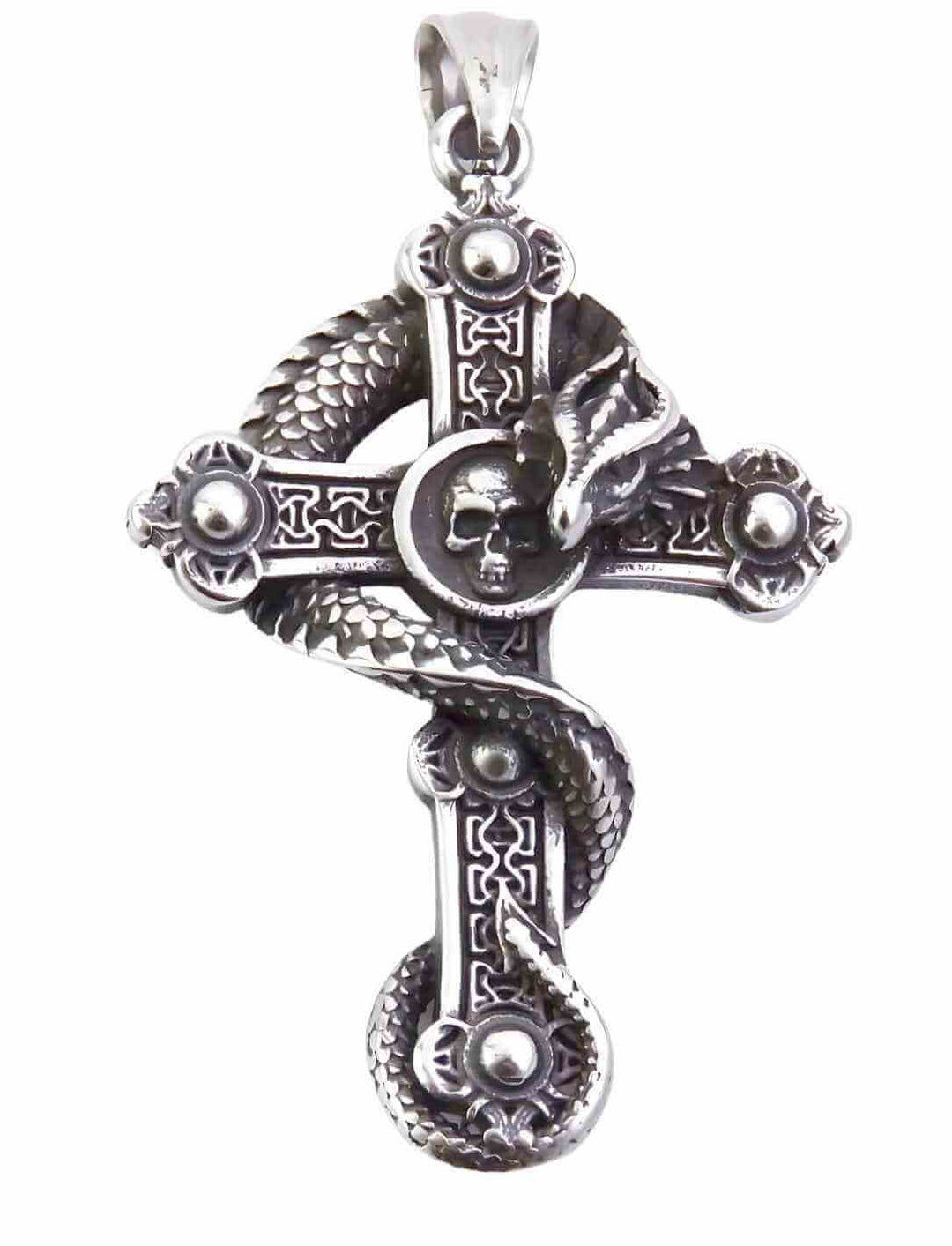 Detailaufnahme des Kreuz der Anderswelt Anhängers aus Edelstahl mit Schlange und Schädel – Symbol für Übergang und Schutz
