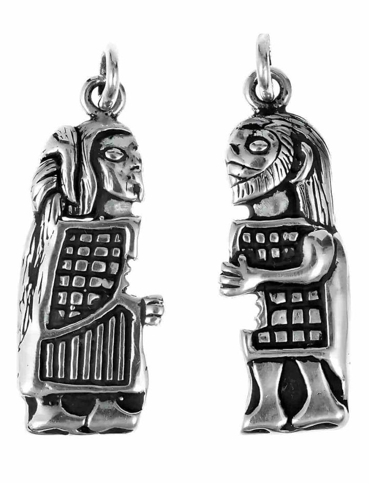 Wikinger Liebesanhänger geteilt – zwei Hälften aus Bronze zeigen ein küssendes Paar, inspiriert von Guldgubbe-Funden der Wikingerzeit.