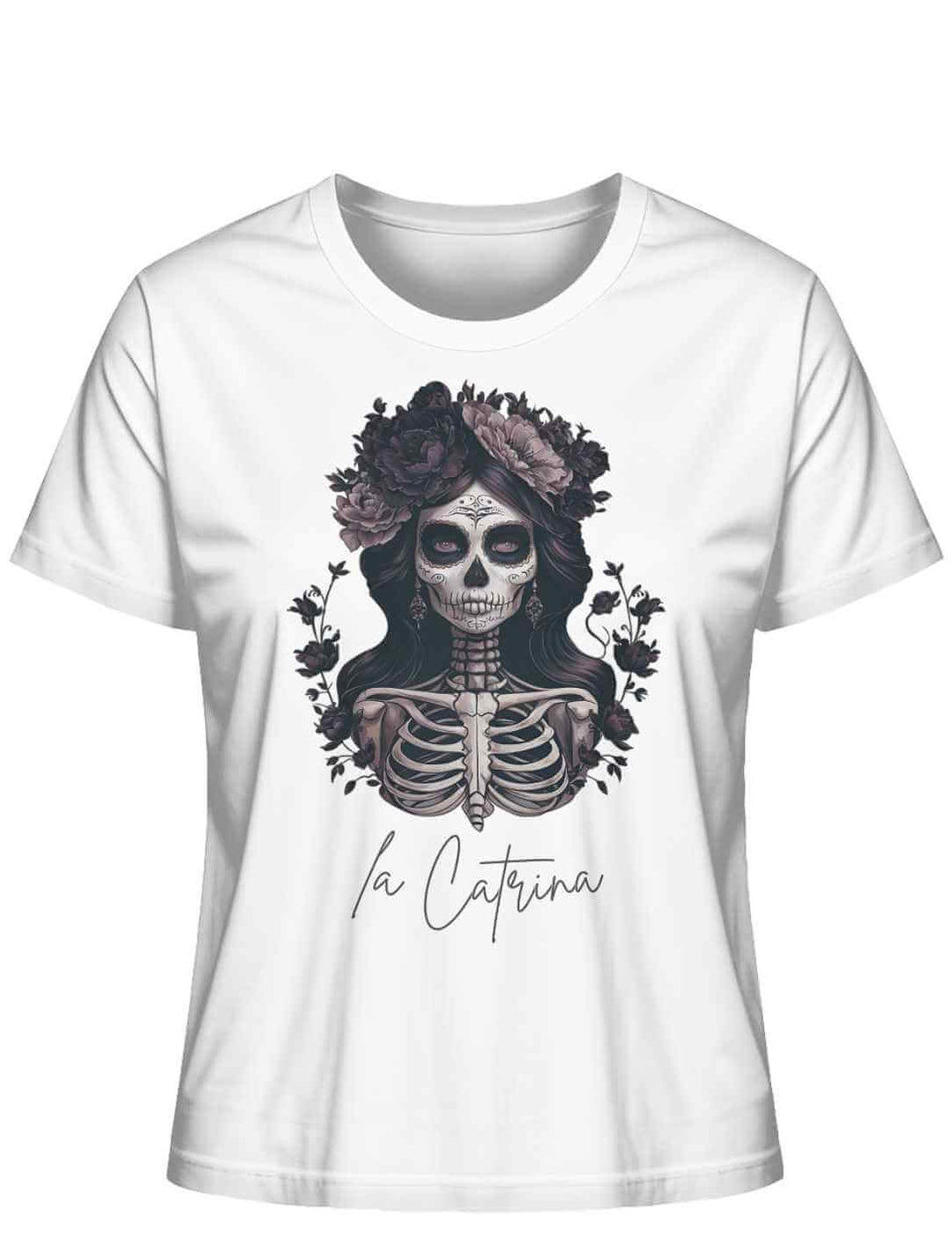 Catrina Deluxe Damen T-Shirt in Weiss auf weissem Hintergrund, Frontalansicht – Ausdrucksstarkes Design inspiriert vom Día de los Muertos.