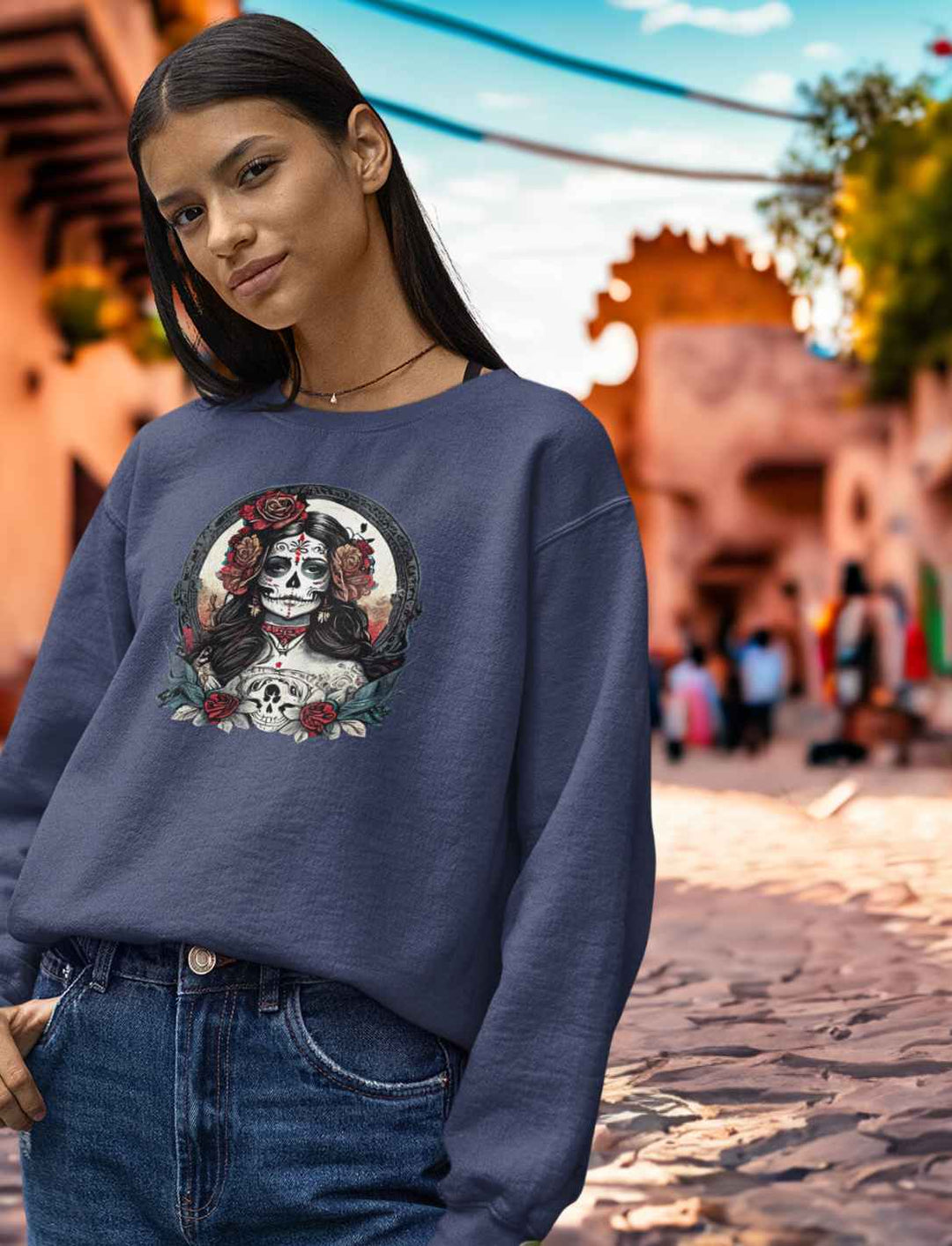 Junge Frau im French Navy La Catrina Organic Sweatshirt, stehend auf einer typischen mexikanischen Straße während des Dia de los Muertos – Runental.de