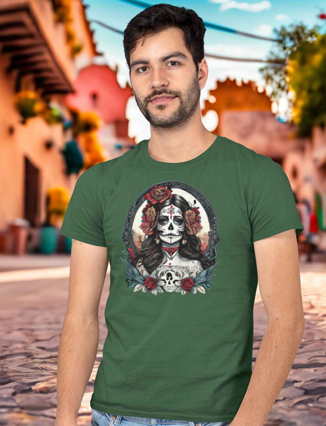 Junger Mann in Mexiko trägt das Unisex La Catrina Shirt in Grün, auf einer Straße am Día de los Muertos – Runental.de