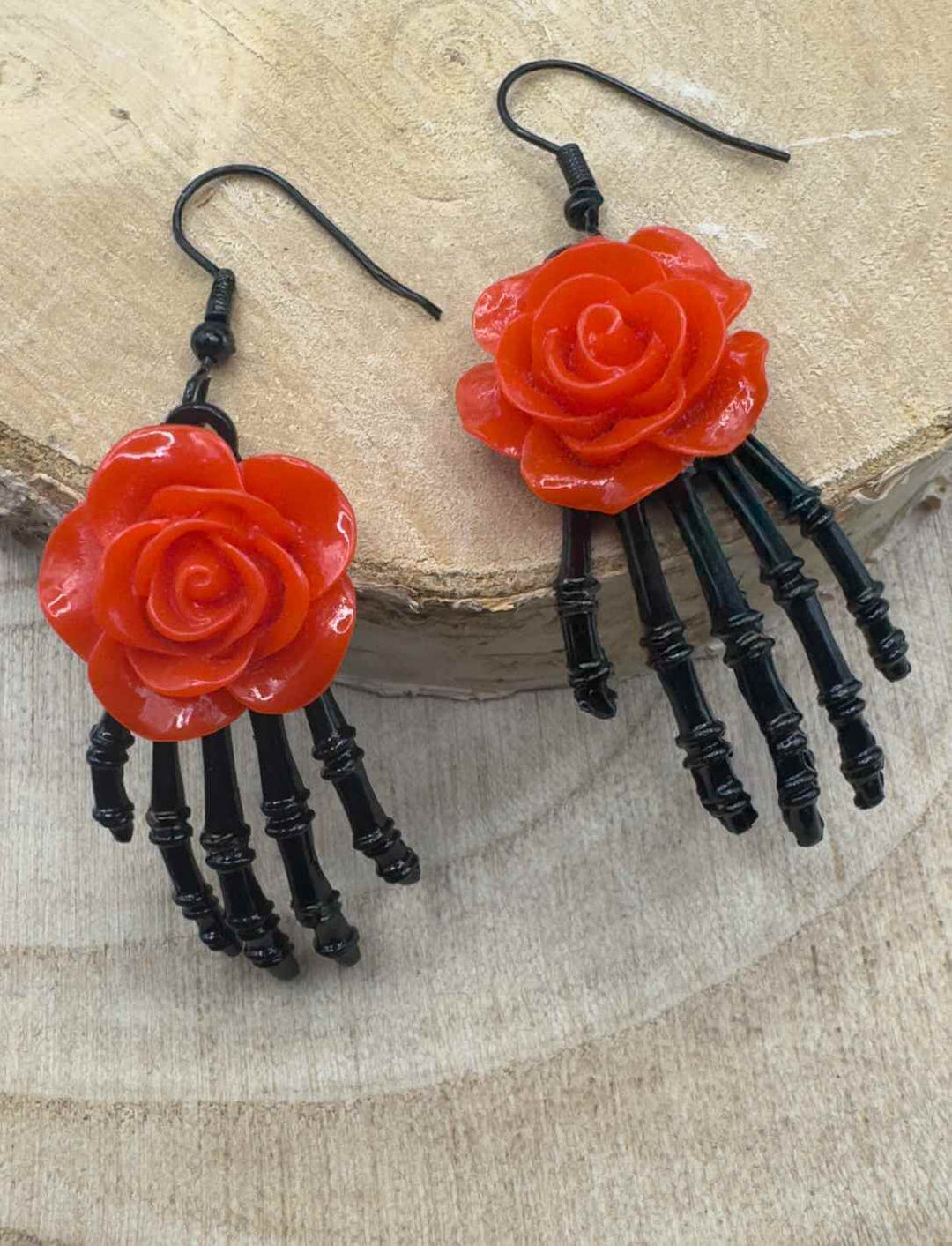Schwarze Skelett-Ohrringe „La Rosa Oscura“ aus der Runental Kollektion – Rote Rose auf Skeletthand, inspiriert von La Catrina und dem Día de los muertos.