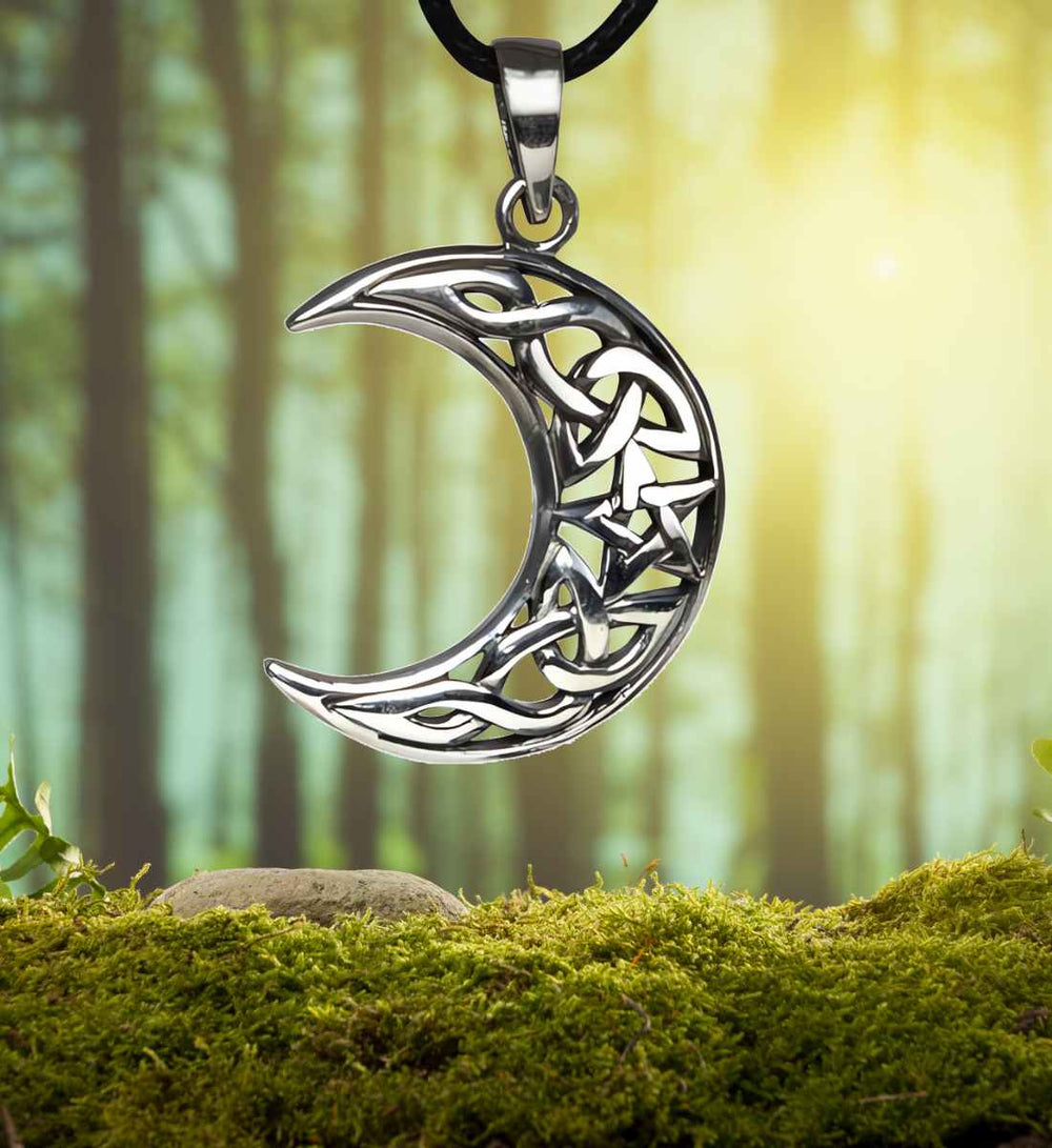 Luna Celtica – Anhänger in 925 Sterling Silber, mystisch inszeniert auf einem Hintergrund aus Moos und Wald.