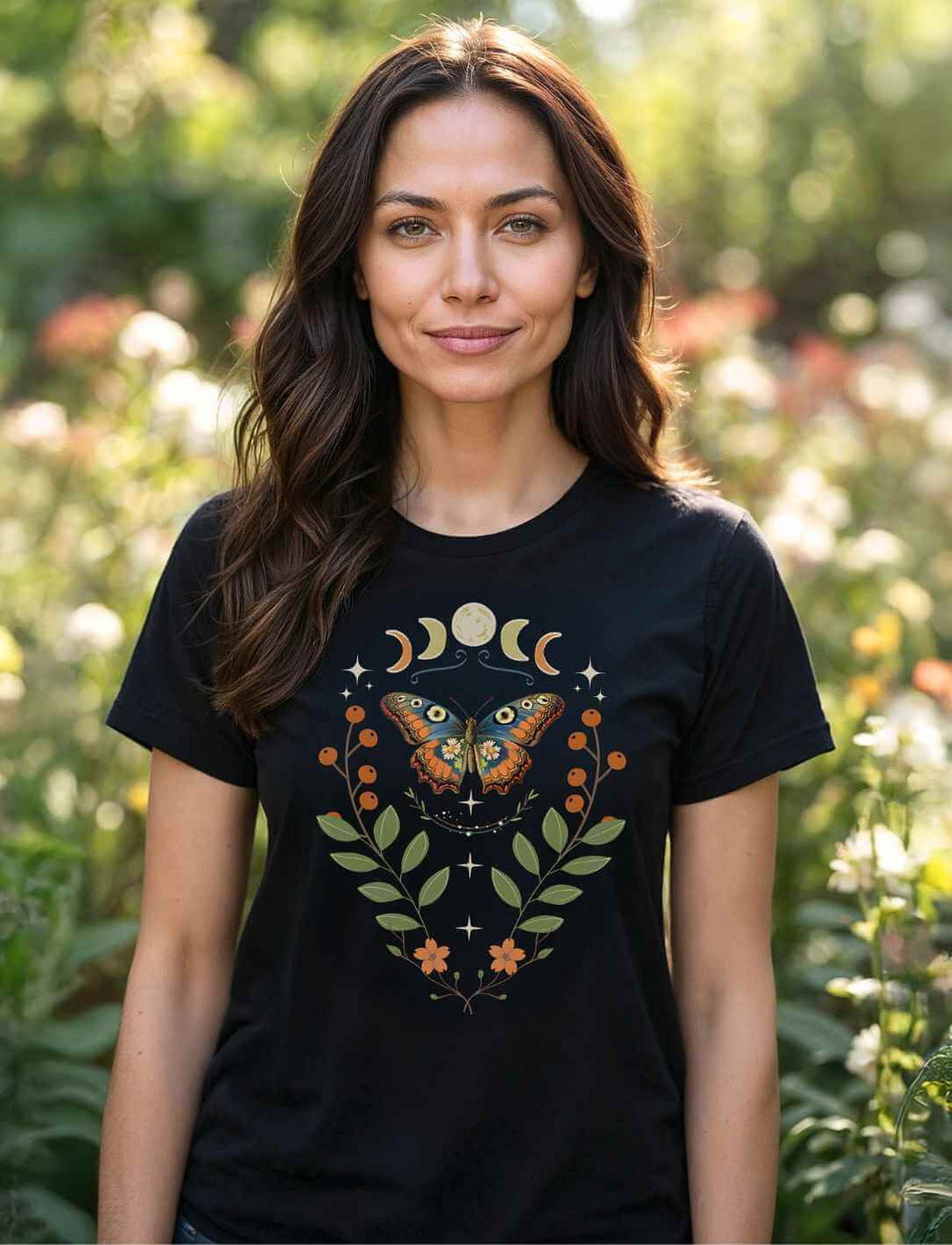 Model trägt das schwarze Lunaflora Shirt in einem magischen Garten.