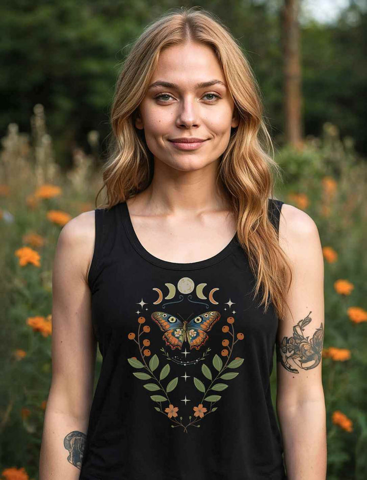 Frau mit langen blonden Haaren trägt Lunaflora Damen Bio Top in Schwarz vor einem Blumenfeld