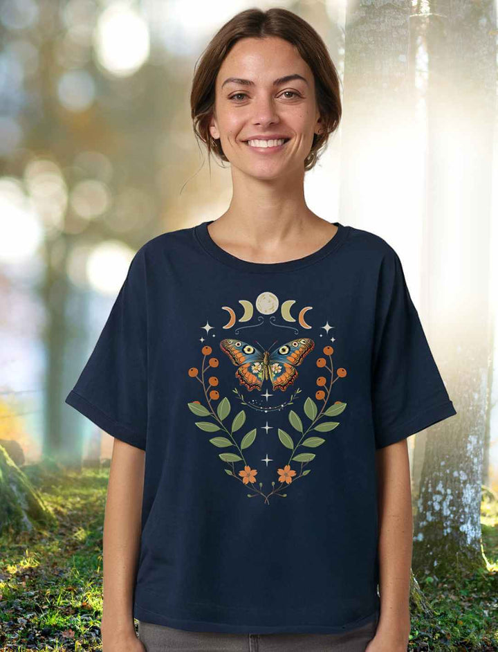 Model in hellem Waldlicht trägt das Damen Relaxed Shirt „Lunaflora“ in French Navy – Symbol für Transformation, Weiblichkeit und innere Balance.