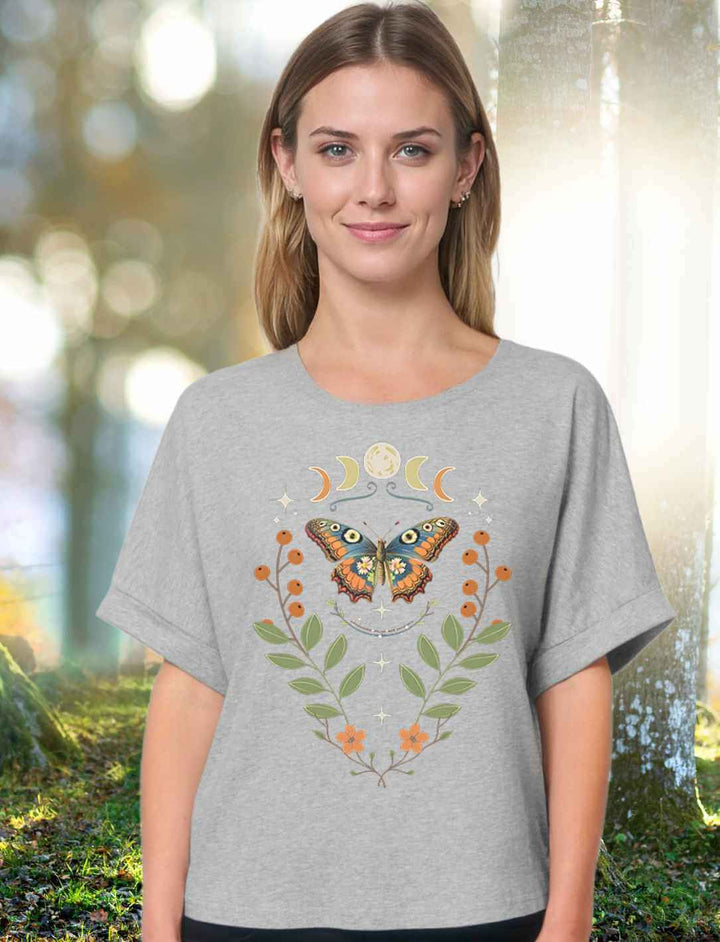 Damen Relaxed Fit T-Shirt „Lunaflora – Magischer Wandel“ in Heather Grey – zartes Design mit Mondphasen und Schmetterling, ideal für moderne Magierinnen.