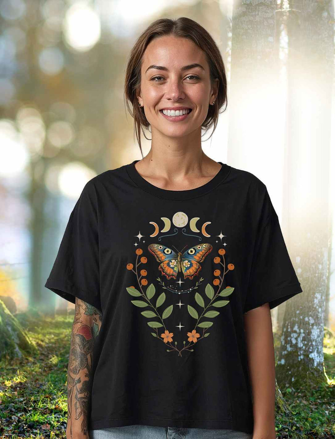 Model trägt das Relaxed Fit Damen T-Shirt „Lunaflora – Magischer Wandel“ in Schwarz – mit mystischem Schmetterlingsmotiv, Mondsymbolen und floralen Elementen.