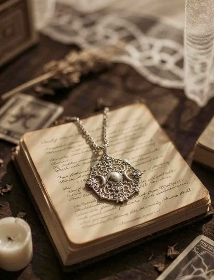 Silberanhänger „Lunaria Noctis“ auf aufgeschlagenem Zauberbuch – getragen an Ringgeflechtkette aus 925 Silber, 3,3 mm stark, 45 cm lang