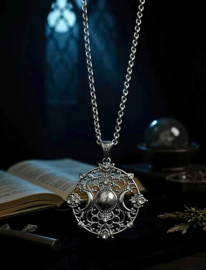 Anhänger mit drei Monden vor dunklem Fensterlicht – Lunaria Noctis an kräftiger Ringgeflechtkette aus echtem Silber, 45 cm. Im Hintergrund der Mond.