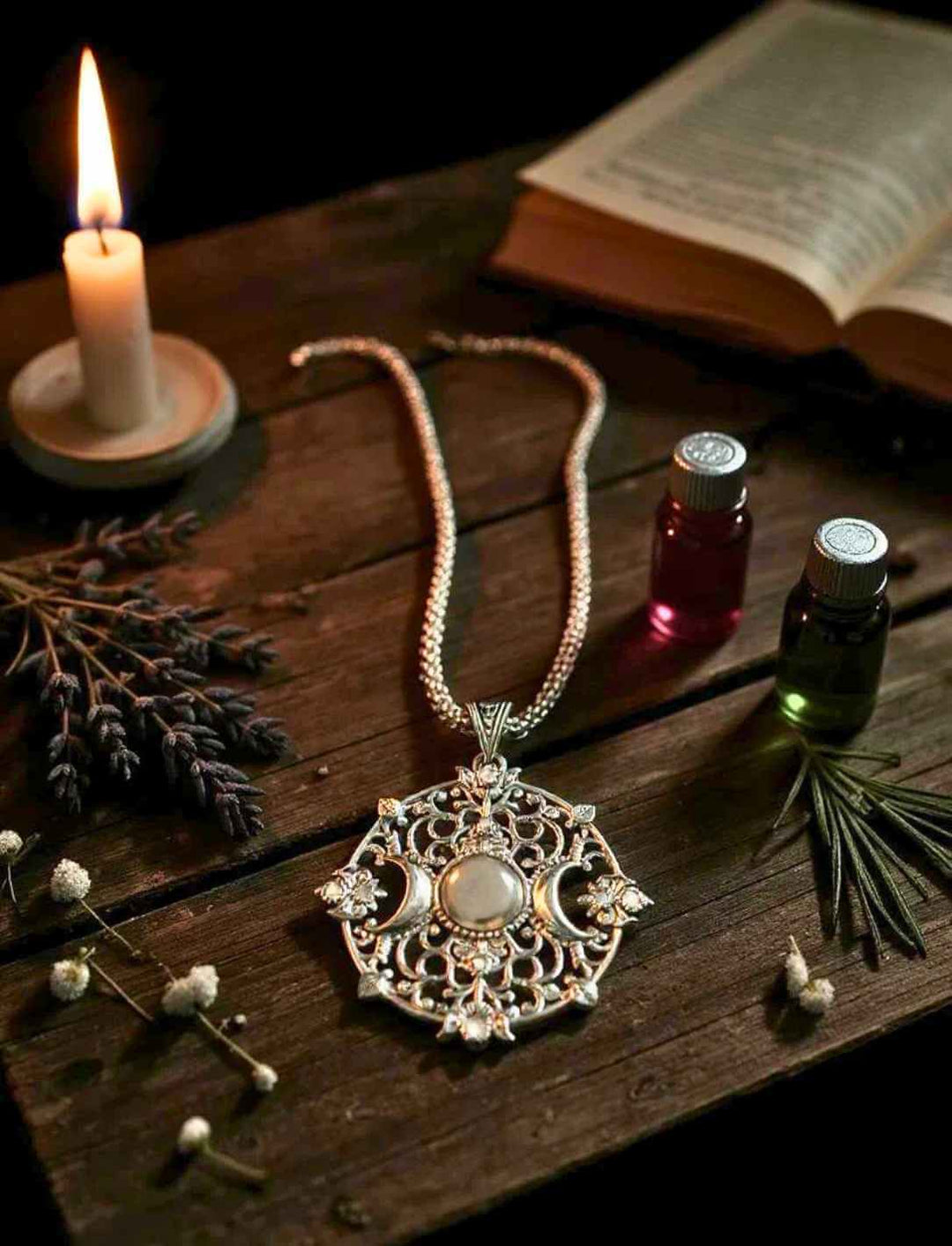 „Lunaria Noctis“ im Kerzenlicht zwischen Runen, Kristallen und Zaubertränken – getragen an filigraner Sternenstaubkette aus Silber, 60 cm