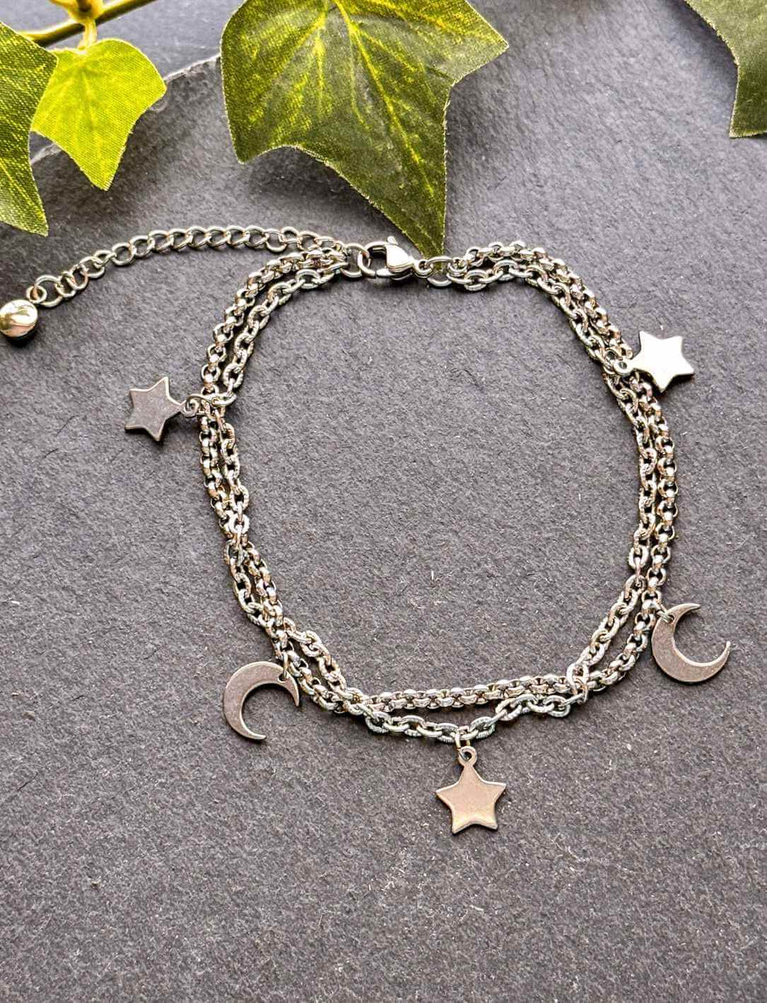 Magisches Edelstahl Fußkettchen Lunaria mit Stern- und Mondsymbolen, doppelt gelegt auf Stein mit Efeu – mystischer Fantasy-Schmuck von Runental