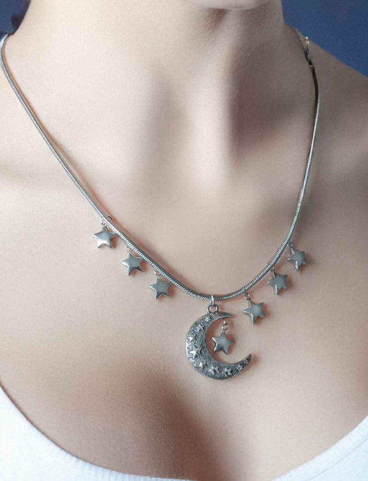 Edelstahlkette „Lunaria“ mit Halbmond und Sternen, getragen am Hals – magischer Fantasy-Schmuck mit Himmelsmotiv