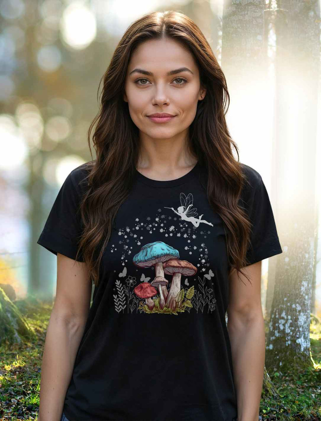 Model im Zauberwald trägt Magic Mushrooms Damen T-Shirt in Schwarz – märchenhaftes Pilzmotiv mit Fee auf weicher Bio-Baumwolle
