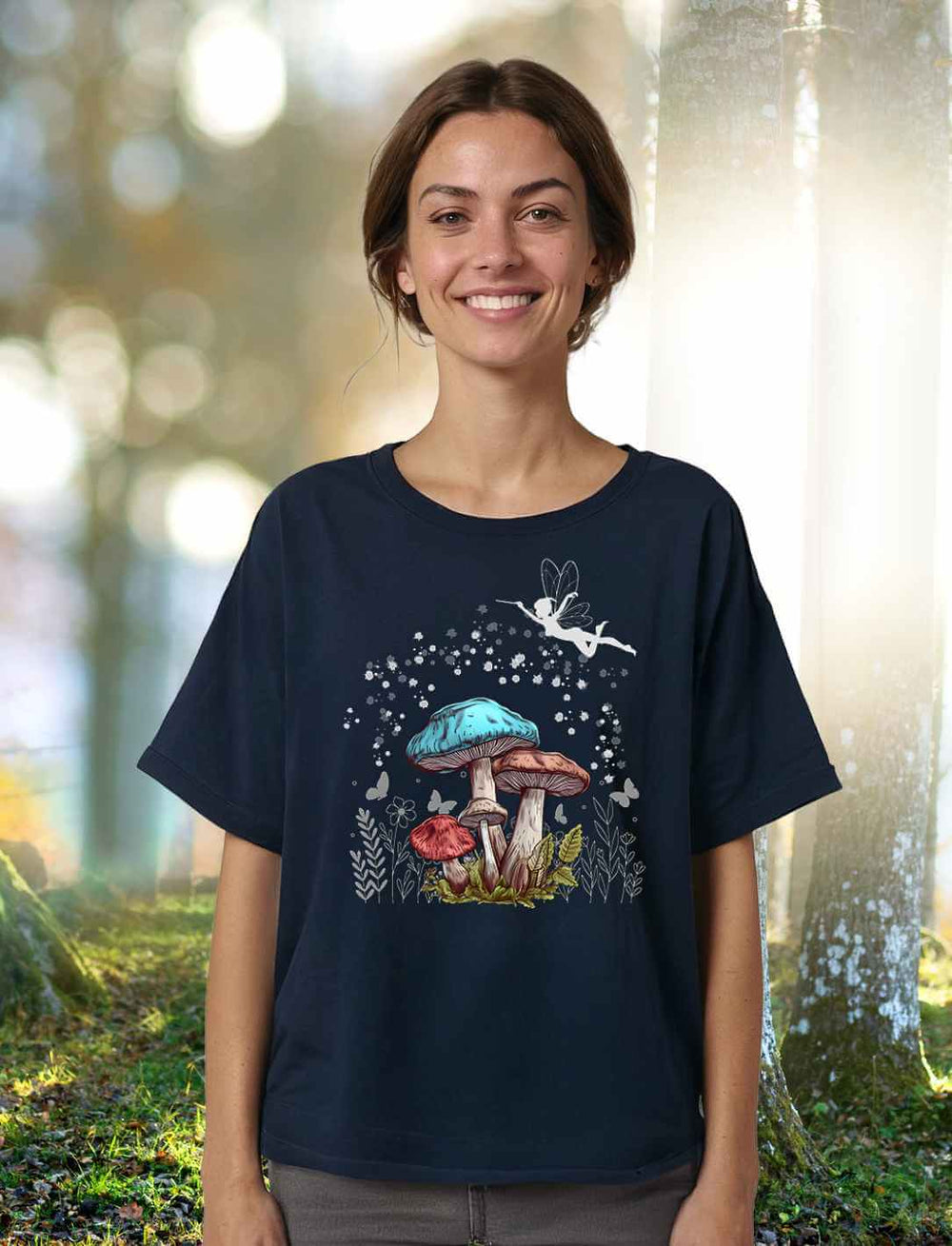 Model mit Damen-Shirt „Magic Mushrooms“ in French Navy – ein Hauch Feenstaub im Waldlicht