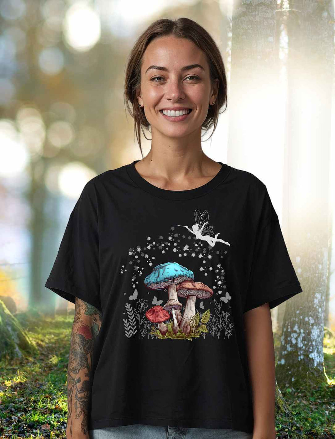 Model mit Damen-Shirt „Magic Mushrooms“ in Schwarz – magische Pilze & Waldfee-Design
