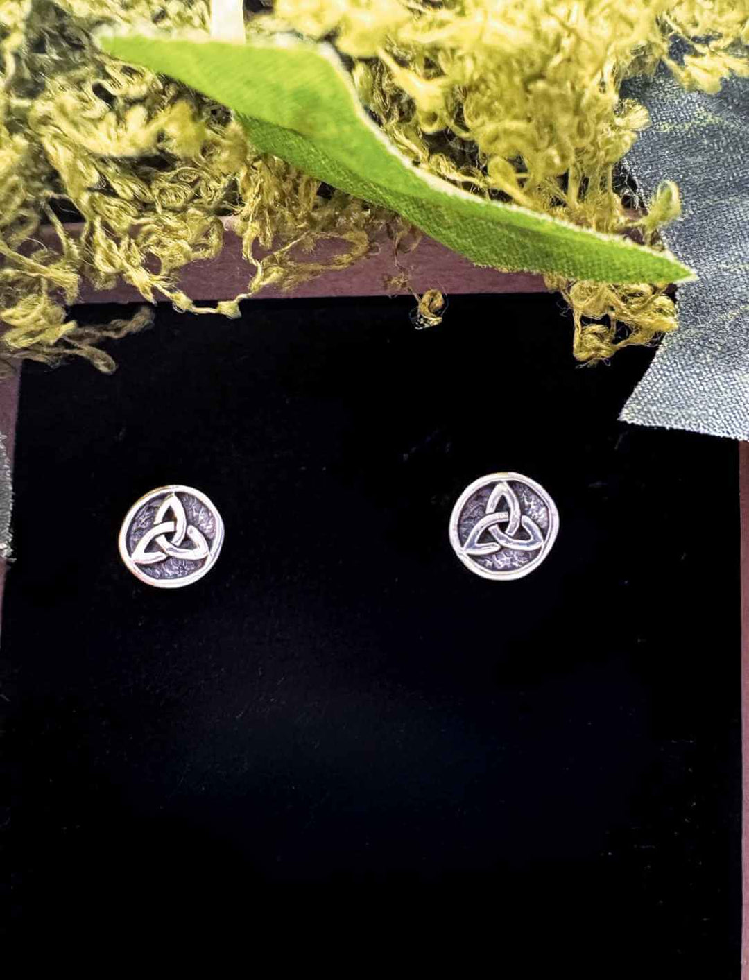 Mara Ní Trí Ohrstecker – silberne Triquetra-Symbole in Schmuckbox mit Moosdeko.