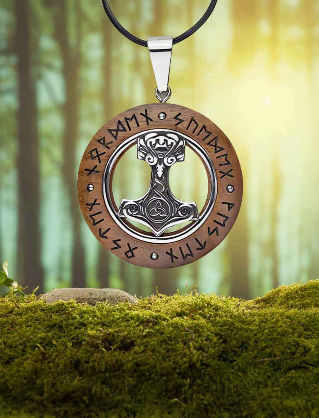 Mjölnirs Pfad Anhänger aus Walnussholz mit Runen, präsentiert auf natürlichem Moos im Wald
