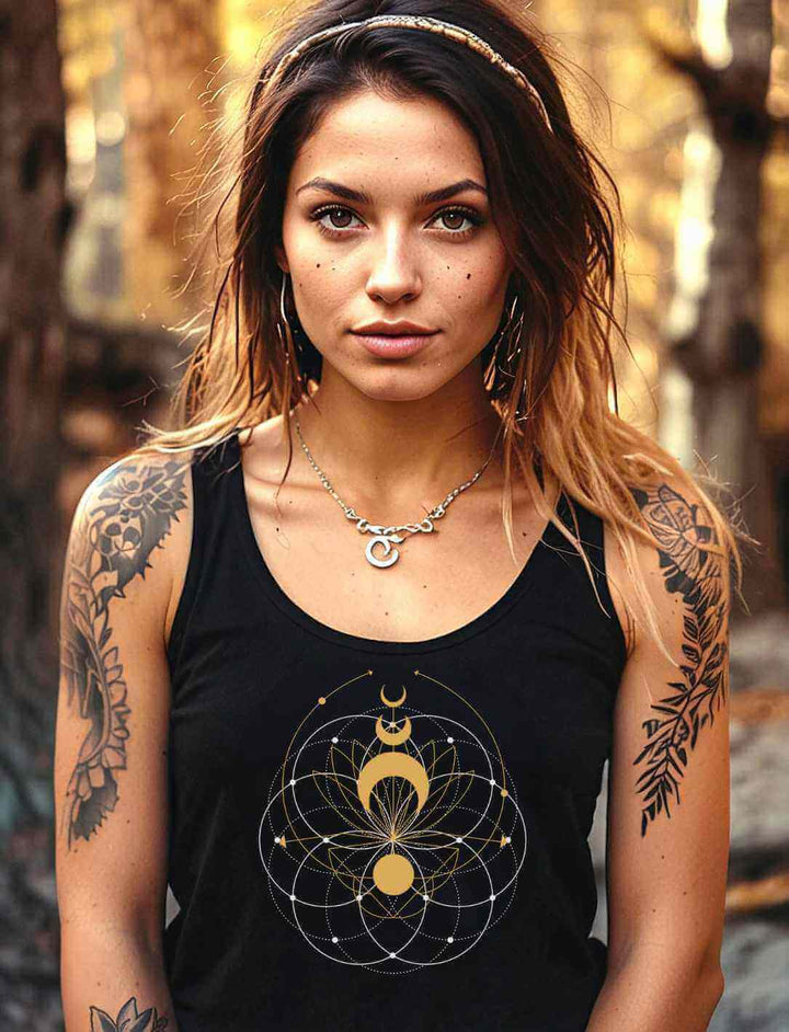 Junge Frau trägt schwarzes Mondbluete der Harmonie Damen Tank Top in einem herbstlichen Wald.