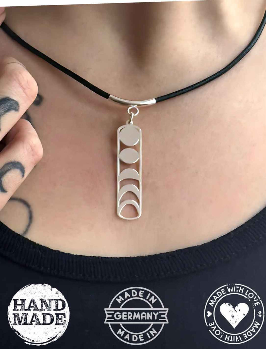 Anhänger Spiegel der Mondphasen aus 925 Sterling Silber, an Echtlederband, mit Prägung ‘handgefertigt’ und ‘Made in Germany’. Ausdruck von Handwerkskunst und natürlicher Eleganz.