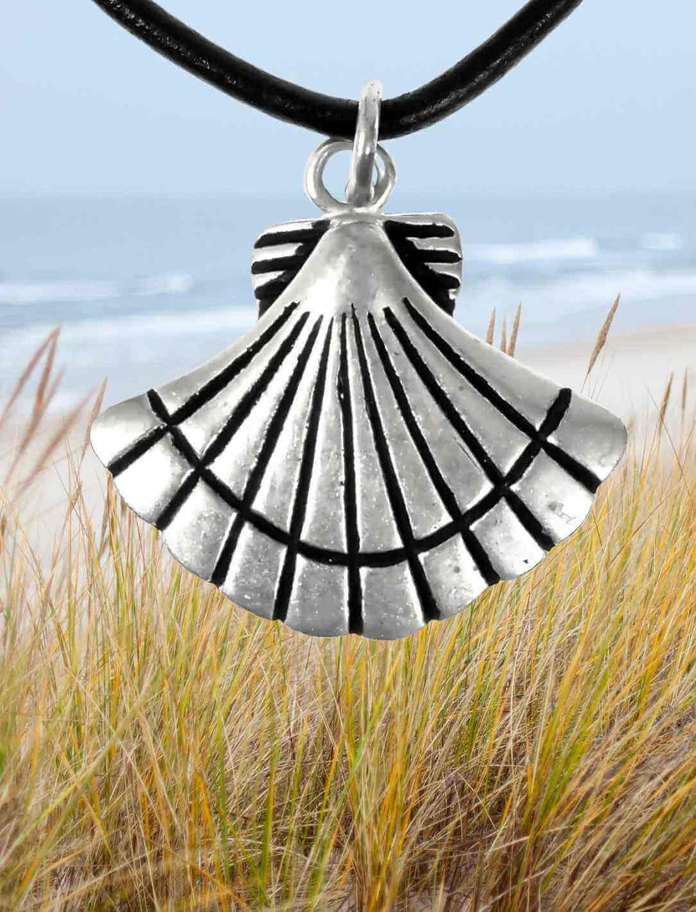 Historisches Jakobsweg-Amulett in Muschelform – Symbol der Pilgerfahrt nach Santiago.