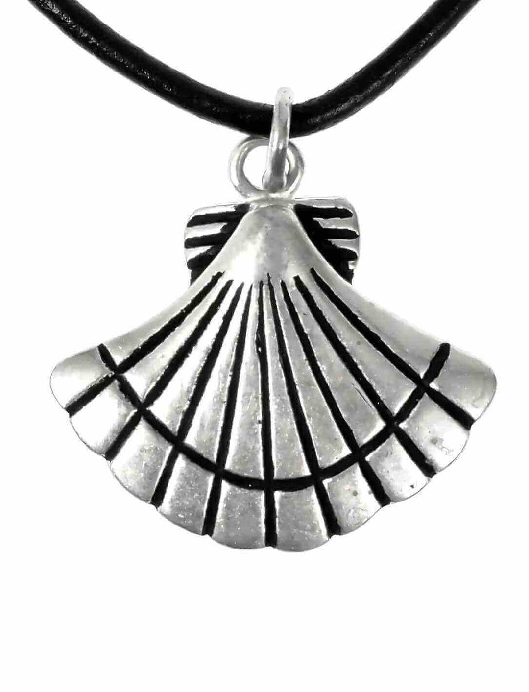 Muschel von Santiago – Jakobsweg Amulett aus versilbertem Zamak mit Lederband.