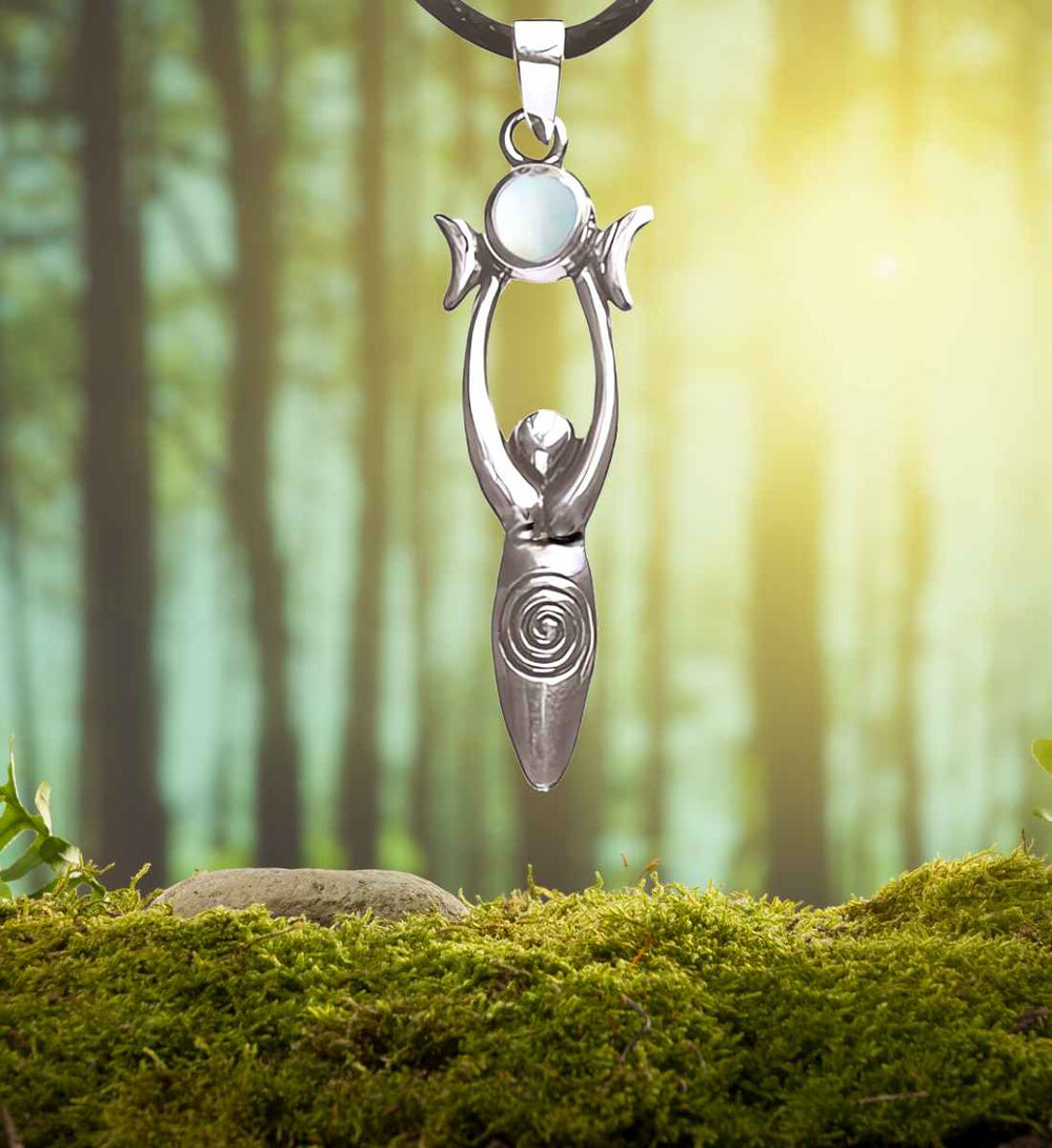 Nachtgesang der Circe – 925 Sterling Silberanhänger mit Perlmutt, mystisch in Szene gesetzt vor einem Hintergrund aus Moos und Wald, der die Verbindung zur Natur und Mythologie betont.
