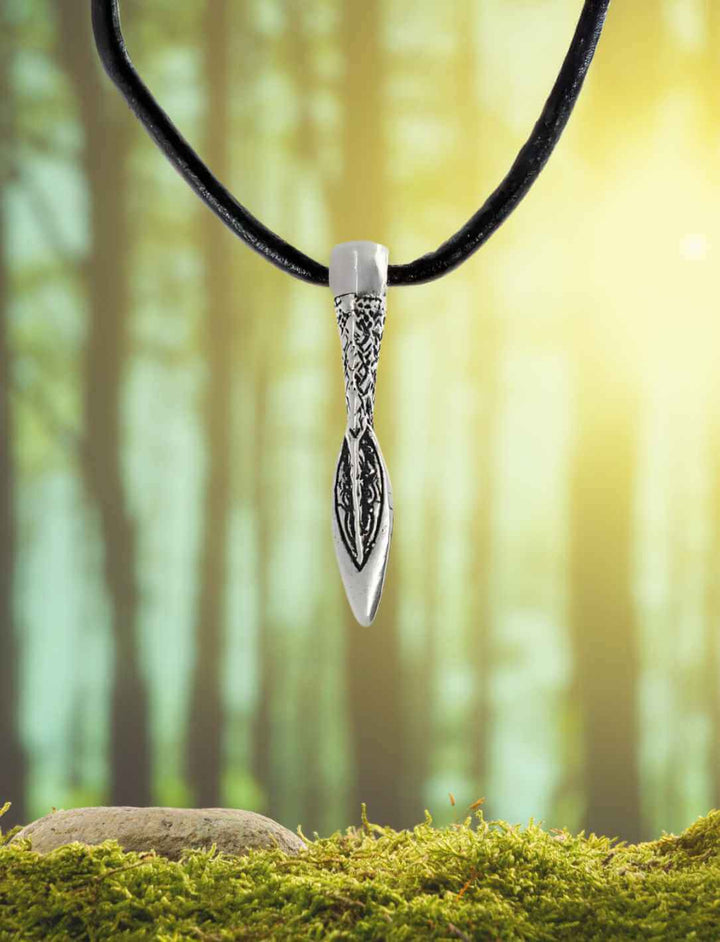 Mythischer Anhänger in Speerform – Symbol der Nornir auf Walduntergrund inszeniert