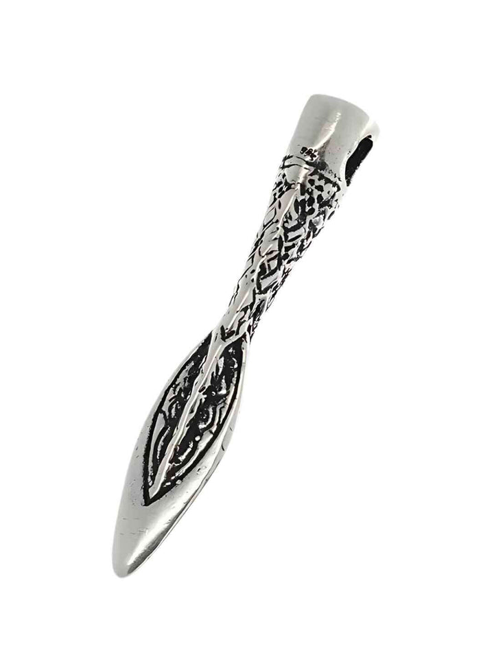 Detail der Nadel der Nornir – filigran gearbeitete Speerspitze aus 925 Silber