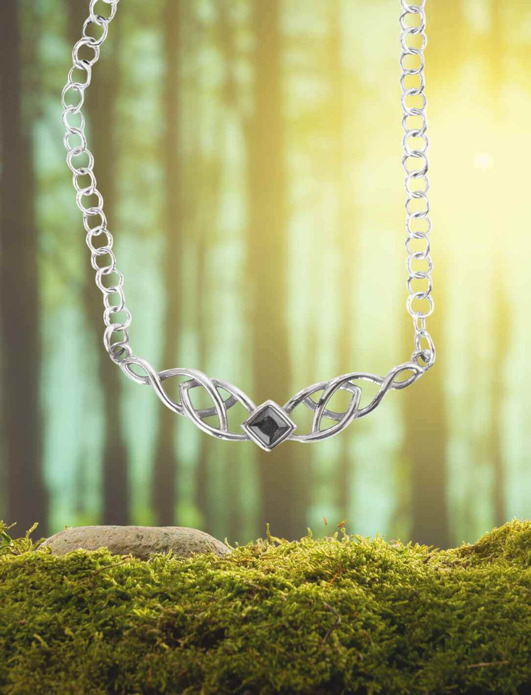 Mystischer Look der Nocturna Edelstahlkette – präsentiert auf Moos und Waldhintergrund.