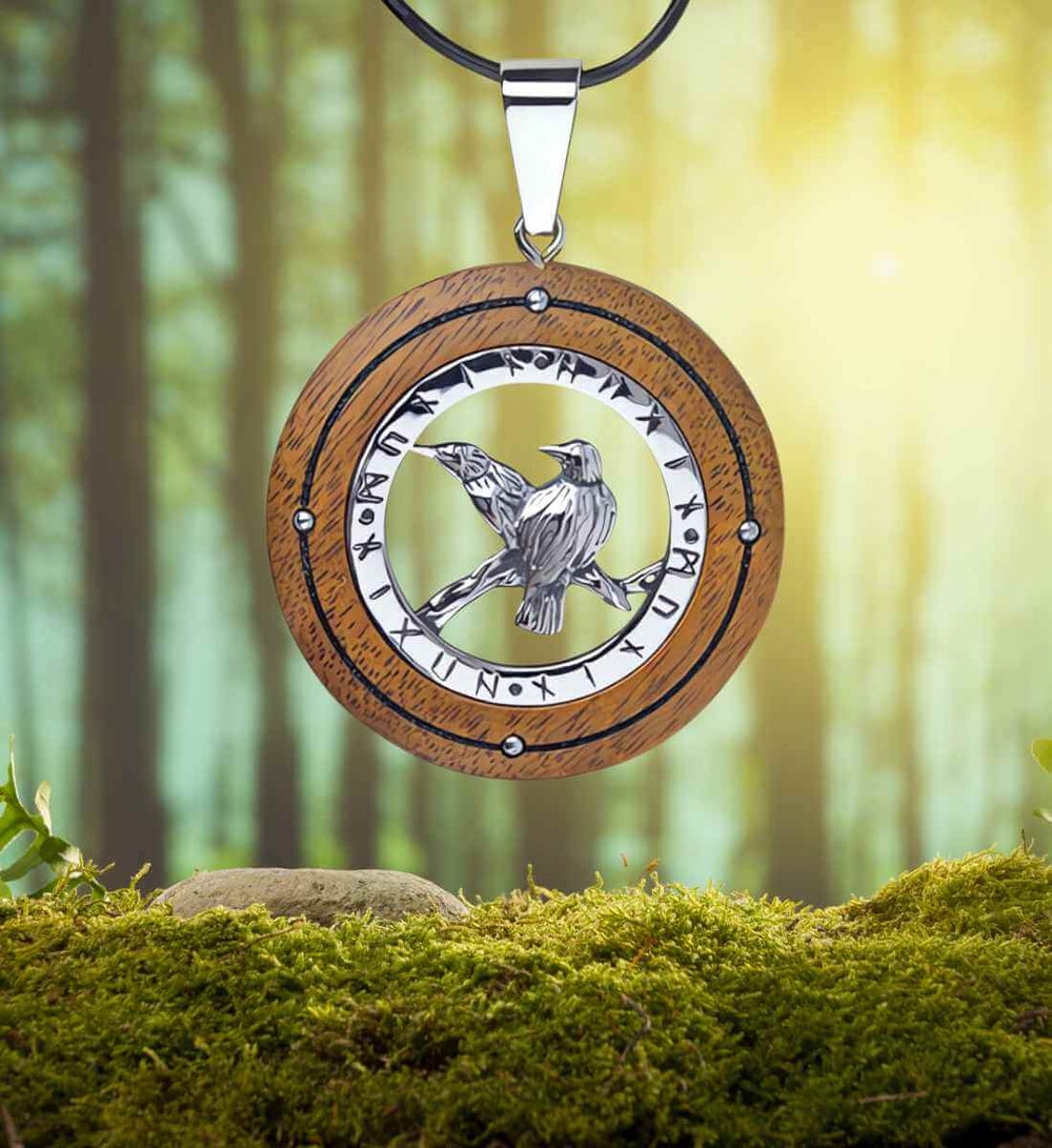 Odins Boten Anhänger mit Walnussholz und Edelstahl, eingebettet in natürliche Moos- und Waldszenerie, symbolisiert die Verbindung zur Natur