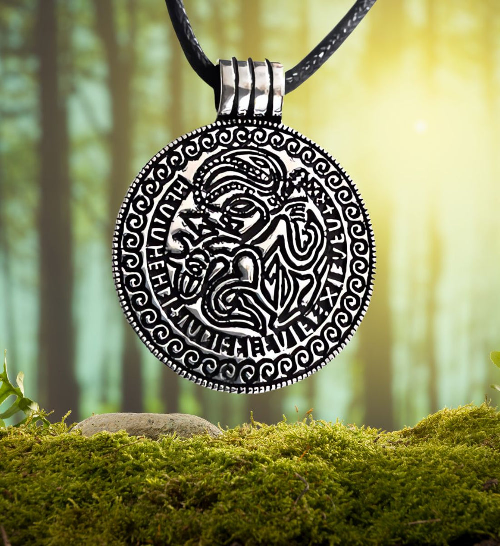 Odin, der weise Kriegsgott, eingefangen in einem Sterling Silber Anhänger, präsentiert auf einem natürlichen Moos- und Waldhintergrund.