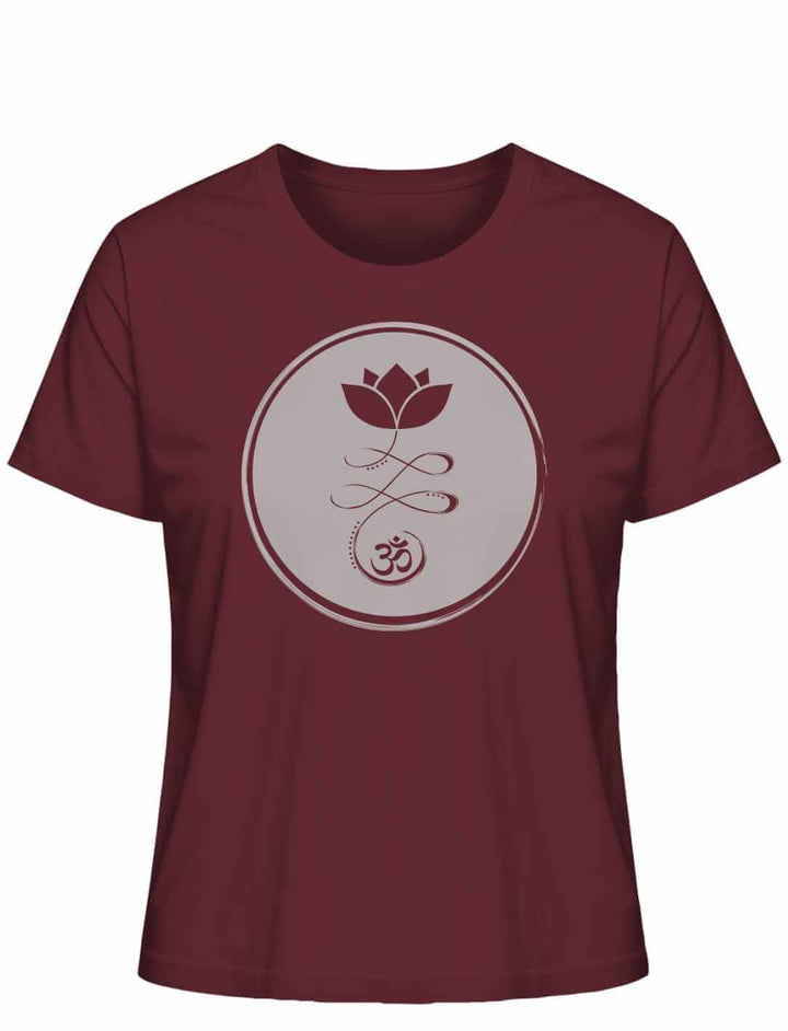 Om Florales Damen-T-Shirt in intensivem Burgund, eine kraftvolle Farbe für meditative Momente, auf weißem Hintergrund.