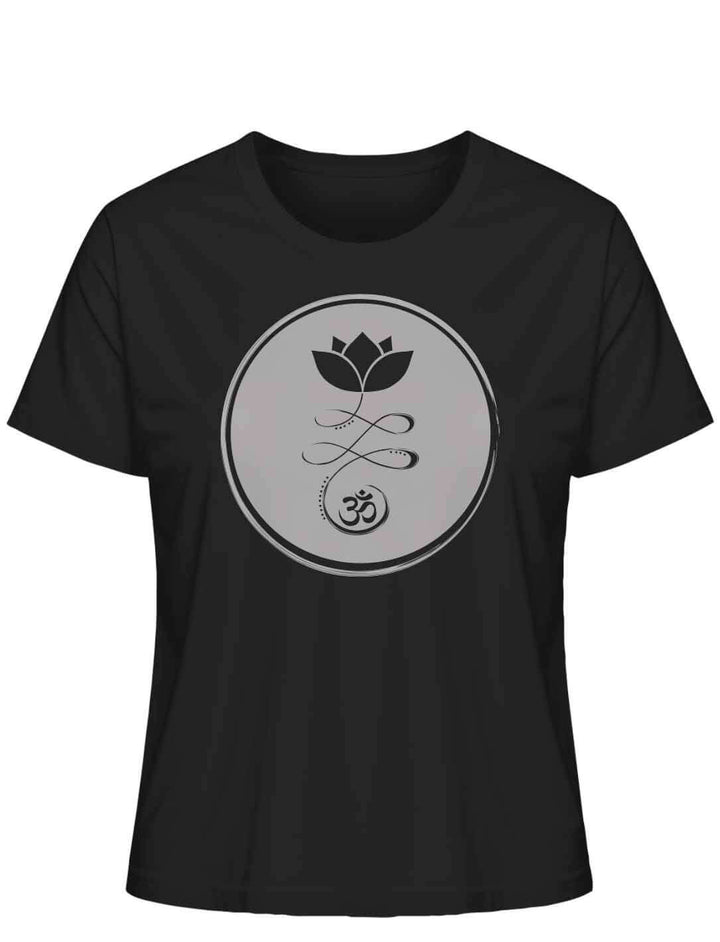 Om Florales Damen-T-Shirt in elegantem Schwarz, zeitloses Design mit Lotusblüte und Om-Symbol, auf weißem Hintergrund.