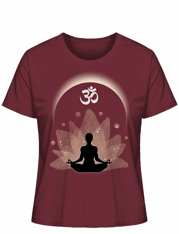 Om der Erleuchtung Damen T-Shirt in Burgund auf weißem Hintergrund – Spirituelles Design mit Om-Symbol und Lotusblume, perfekt für Meditationspraktizierende.
