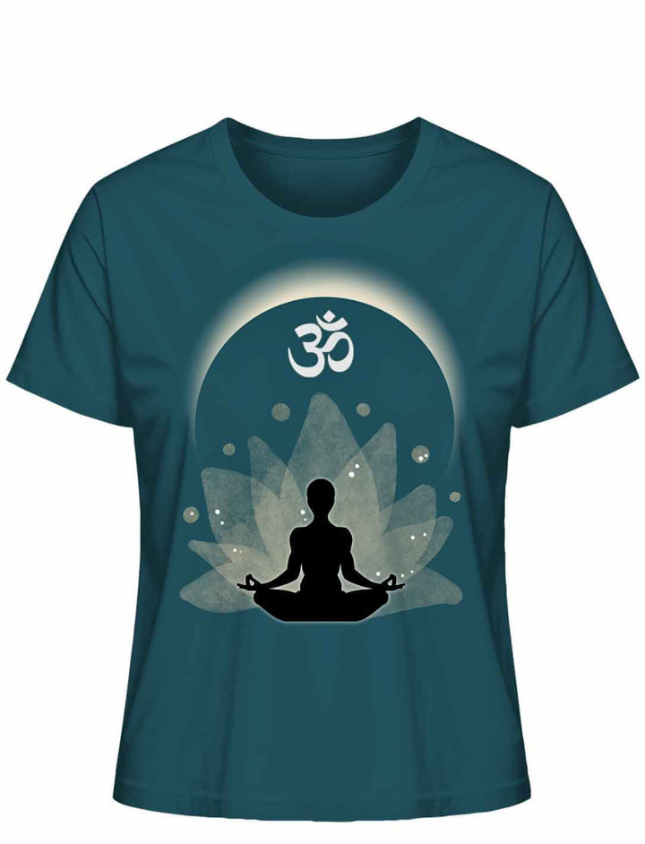 Om der Erleuchtung Damen T-Shirt in Stargazer auf weißem Hintergrund – Tiefblaues, mystisches Design mit Om-Symbol und Lotusblume.