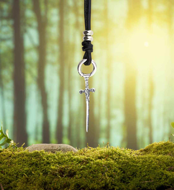 Rigani's Schwert der Weisheit Anhänger am 'Band des Waldläufers' – Ein rustikales Lederband fügt dem keltischen Silberanhänger eine naturnahe Komponente hinzu, ideal für Liebhaber alter Sagen und Traditionen.