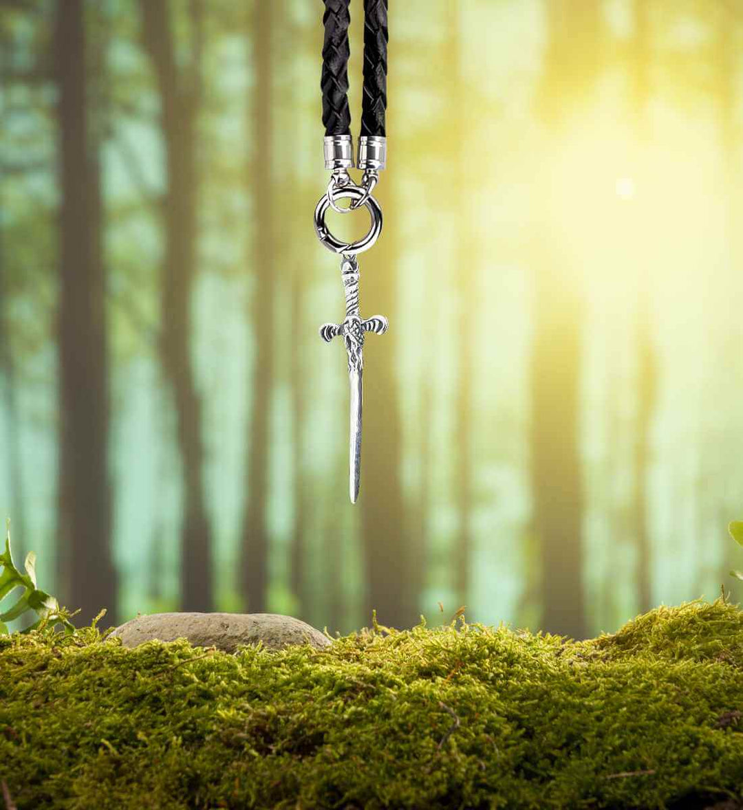 Rigani's Schwert der Weisheit Anhänger an einer gedrehten Lederkette mit Öffnungsclip – Die Kombination aus althergebrachter Symbolik und modernem Design macht diesen Anhänger zu einem vielseitigen Accessoire für den Alltag.