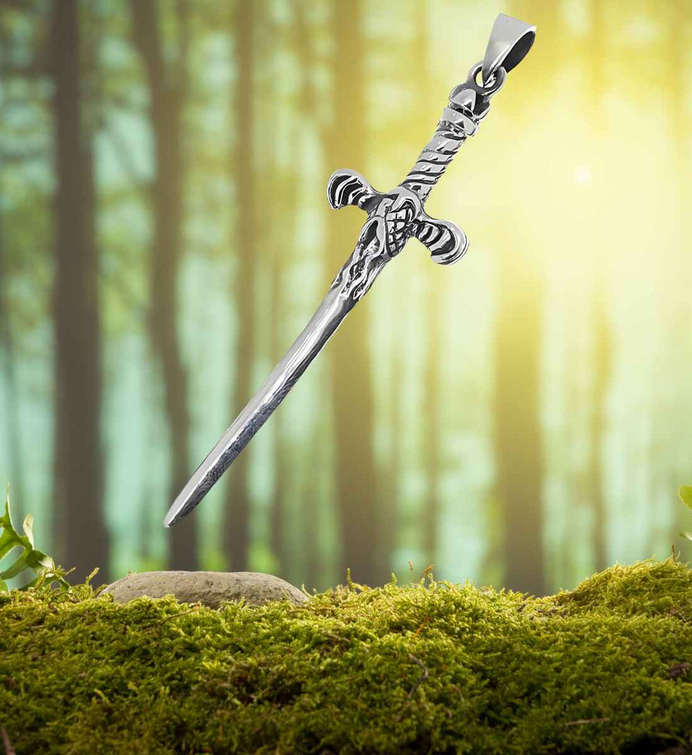 Rigani's Schwert der Weisheit Anhänger auf einem Wald-/Mooshintergrund – Eingebettet in die Stille des Waldes erinnert dieser Anhänger an die natürliche Verbindung und das Erbe der keltischen Mythologie.