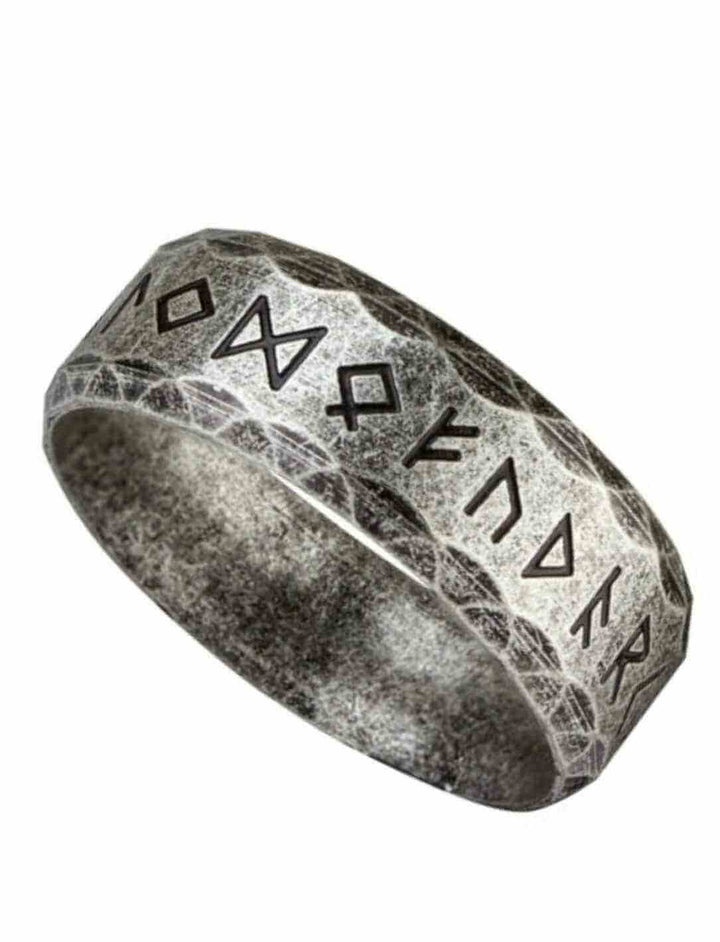 Ring der alten Kräfte aus Edelstahl mit Runenalphabet und antiker Optik, fotografiert auf weißem Hintergrund.